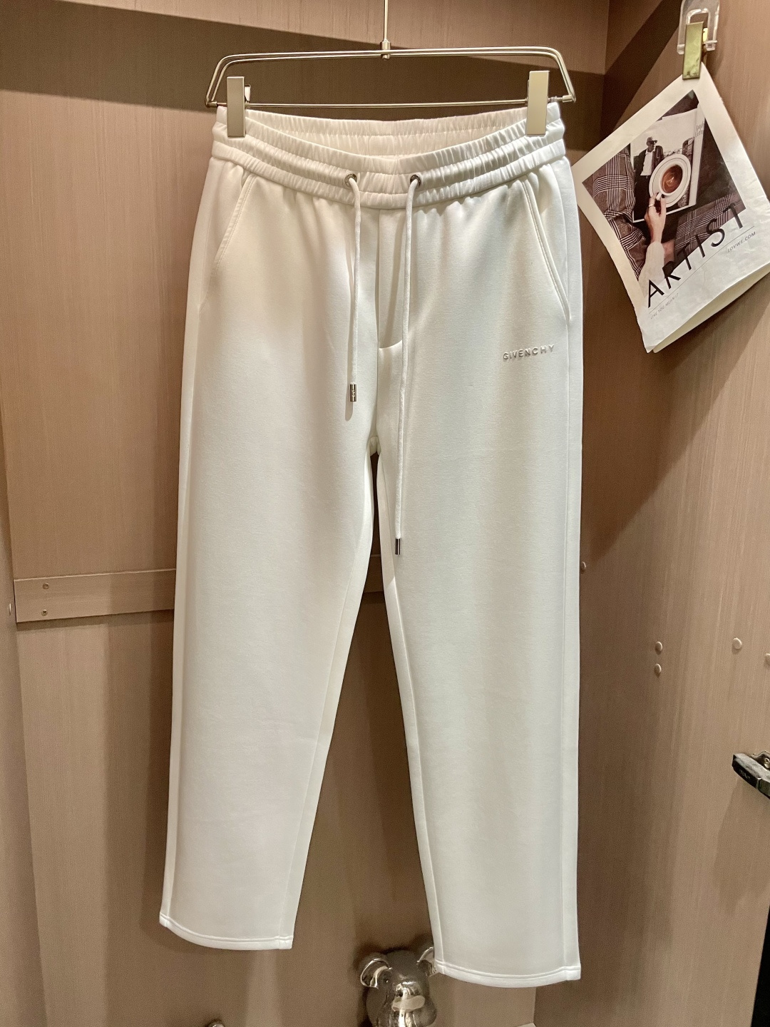 纪梵希 2025秋冬最新休闲裤 潮人必备 版型超赞，能很好的修复各种腿型，非常个性！柔软排汗，舒适度极高