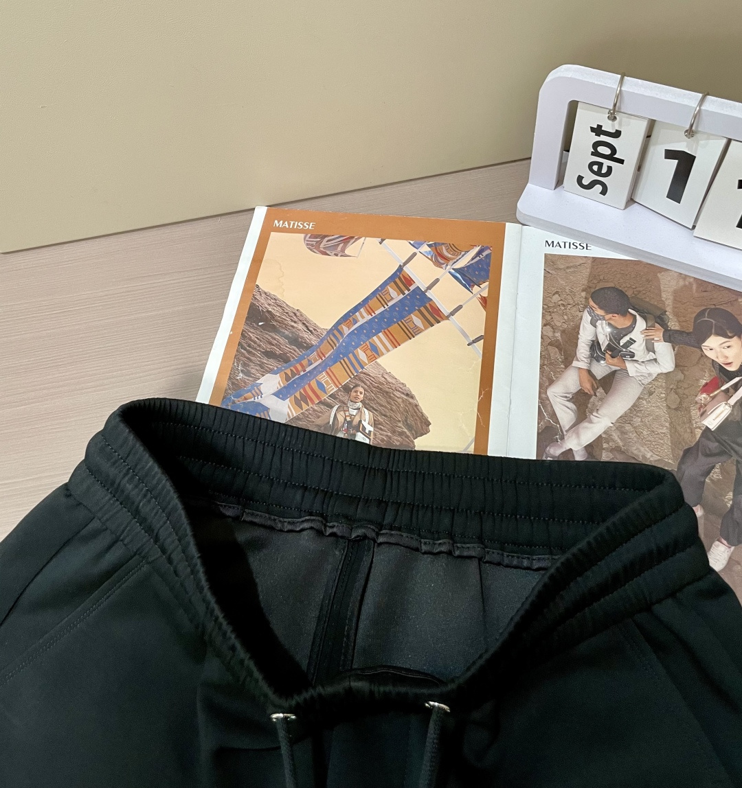 纪梵希 2025秋冬最新休闲裤 潮人必备 版型超赞，能很好的修复各种腿型，非常个性！柔软排汗，舒适度极高