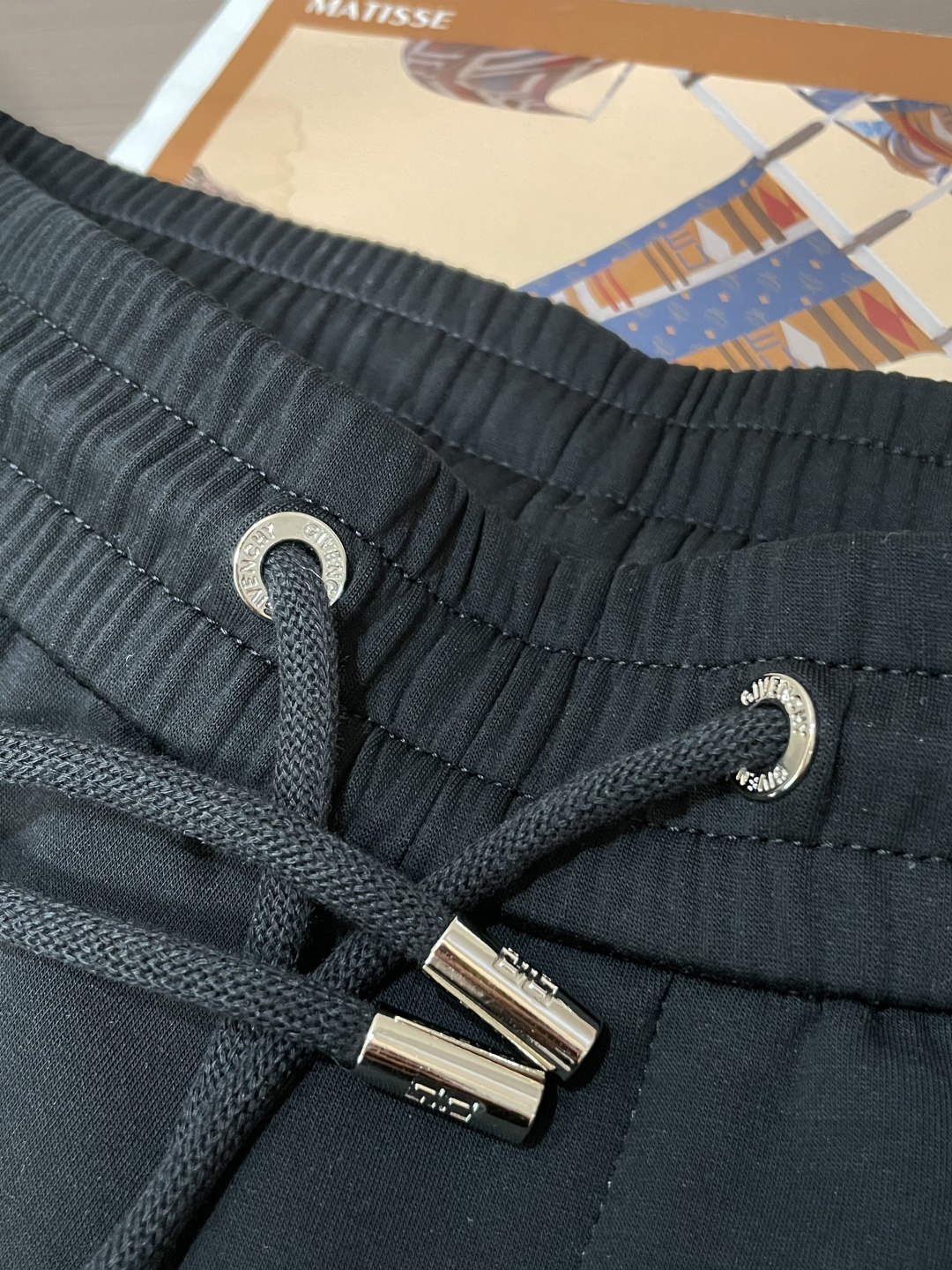 纪梵希 2025秋冬最新休闲裤 潮人必备 版型超赞，能很好的修复各种腿型，非常个性！柔软排汗，舒适度极高