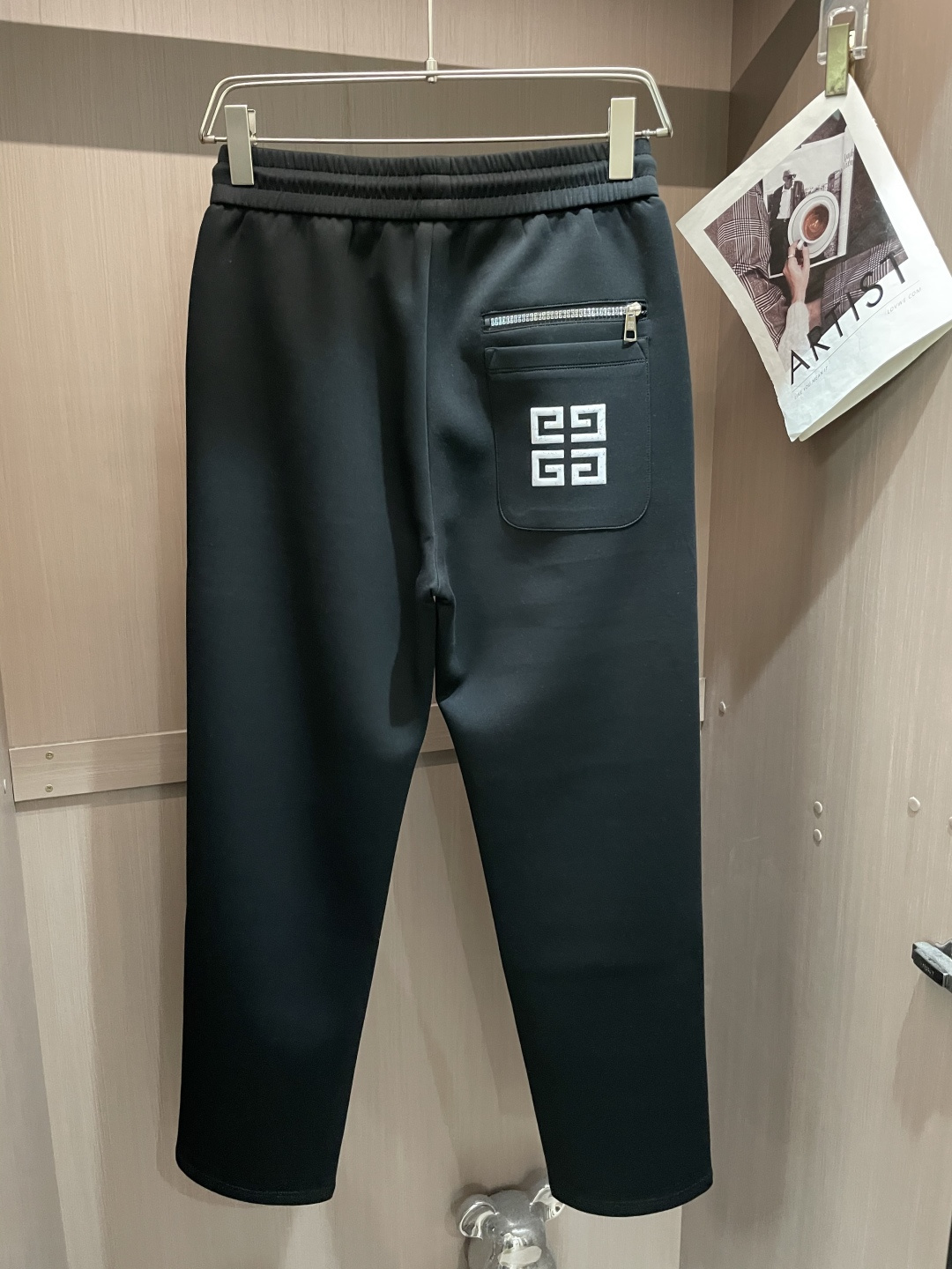 纪梵希 2025秋冬最新休闲裤 潮人必备 版型超赞，能很好的修复各种腿型，非常个性！柔软排汗，舒适度极高