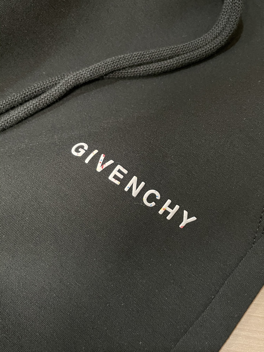 纪梵希 2025秋冬最新休闲裤 潮人必备 版型超赞，能很好的修复各种腿型，非常个性！柔软排汗，舒适度极高