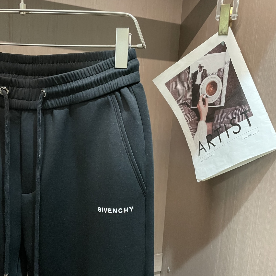 纪梵希 2025秋冬最新休闲裤 潮人必备 版型超赞，能很好的修复各种腿型，非常个性！柔软排汗，舒适度极高