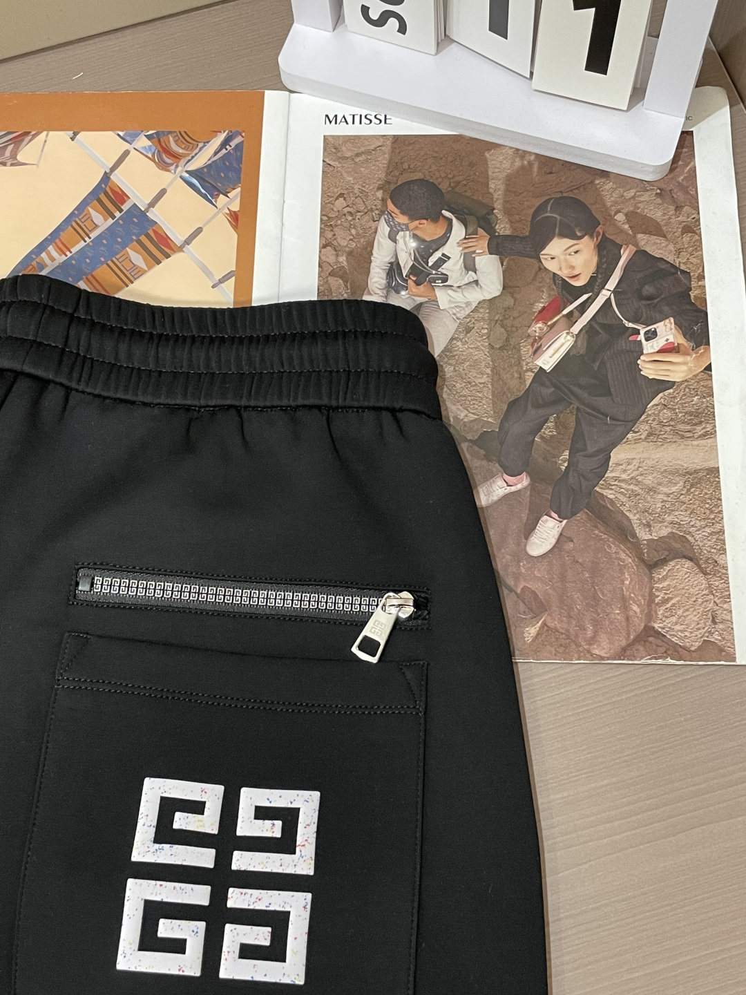 纪梵希 2025秋冬最新休闲裤 潮人必备 版型超赞，能很好的修复各种腿型，非常个性！柔软排汗，舒适度极高