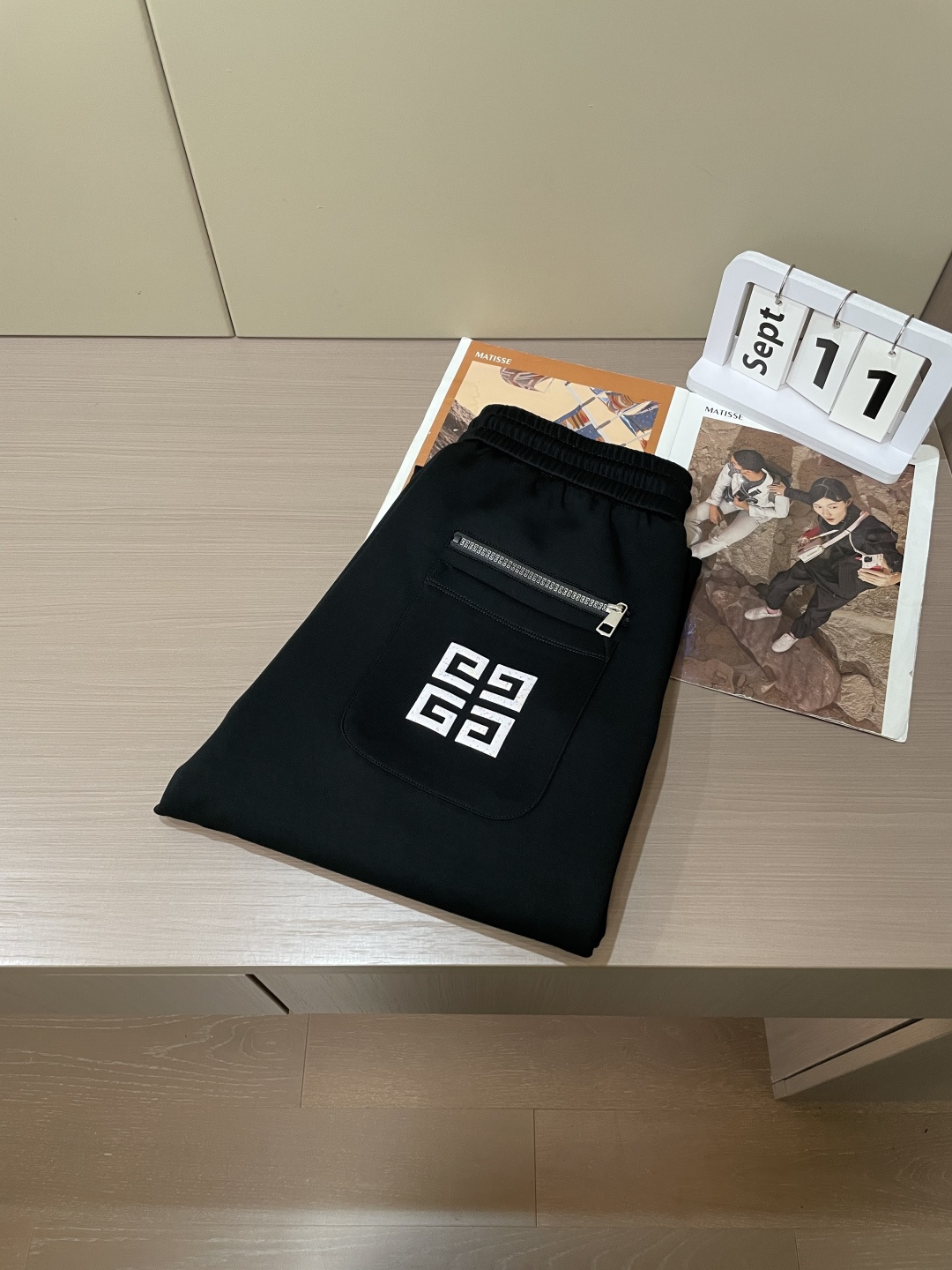 纪梵希 2025秋冬最新休闲裤 潮人必备 版型超赞，能很好的修复各种腿型，非常个性！柔软排汗，舒适度极高