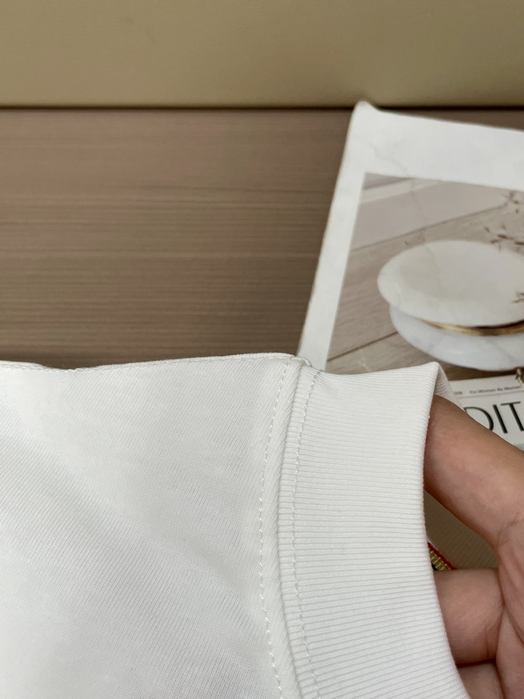 Bur 25s秋冬最新款圆领打底套头T恤 面料采用优质精梳棉，入手便知非常柔软，上身亲肤感 极好！舒适透