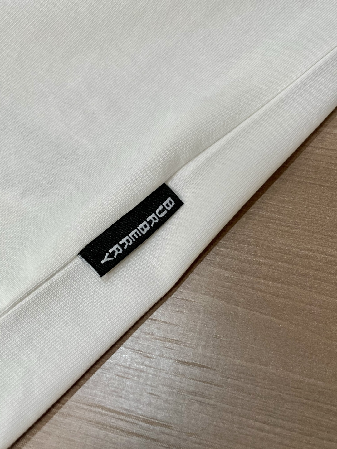 Bur 25s秋冬最新款圆领打底套头T恤 面料采用优质精梳棉，入手便知非常柔软，上身亲肤感 极好！舒适透