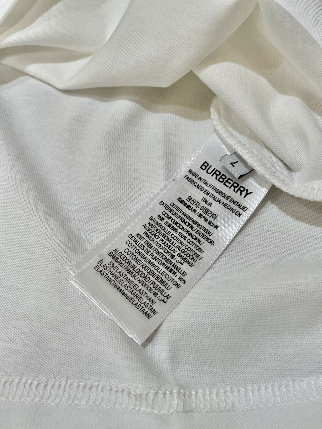 Bur 25s秋冬最新款圆领打底套头T恤 面料采用优质精梳棉，入手便知非常柔软，上身亲肤感 极好！舒适透