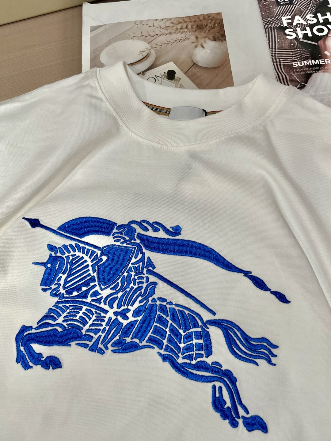 Bur 25s秋冬最新款圆领打底套头T恤 面料采用优质精梳棉，入手便知非常柔软，上身亲肤感 极好！舒适透