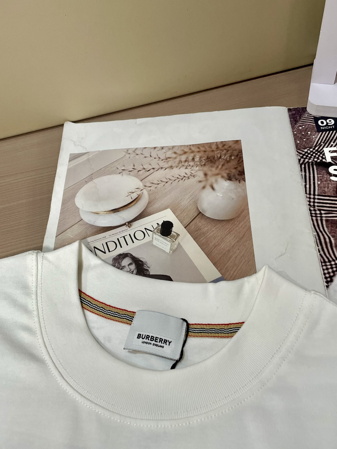 Bur 25s秋冬最新款圆领打底套头T恤 面料采用优质精梳棉，入手便知非常柔软，上身亲肤感 极好！舒适透