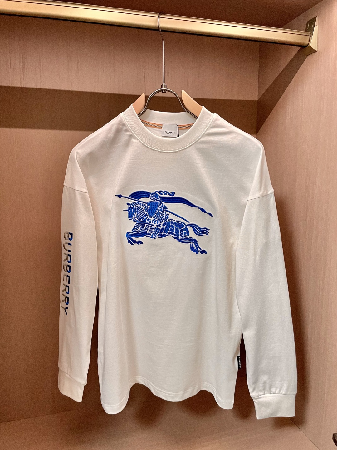 Bur 25s秋冬最新款圆领打底套头T恤 面料采用优质精梳棉，入手便知非常柔软，上身亲肤感 极好！舒适透