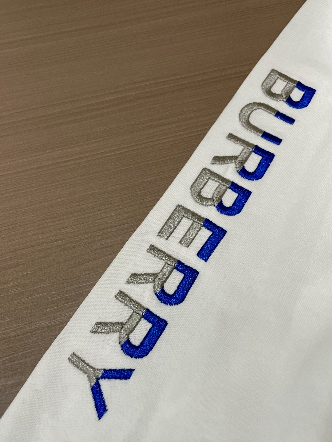 Bur 25s秋冬最新款圆领打底套头T恤 面料采用优质精梳棉，入手便知非常柔软，上身亲肤感 极好！舒适透