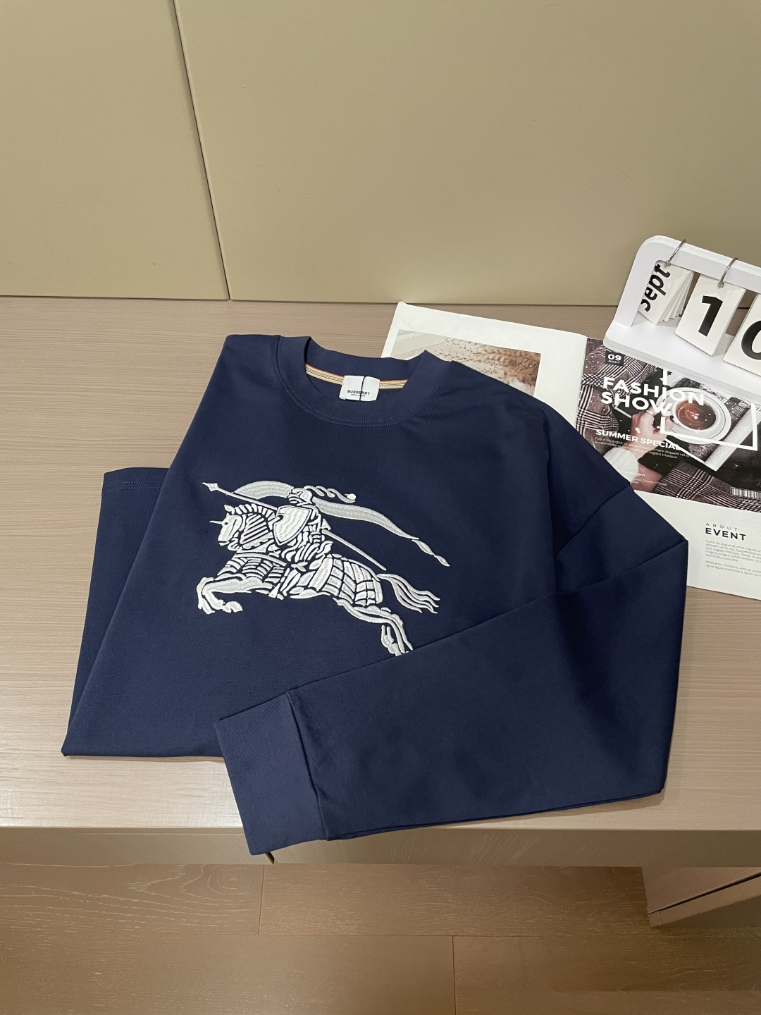 Bur 25s秋冬最新款圆领打底套头T恤 面料采用优质精梳棉，入手便知非常柔软，上身亲肤感 极好！舒适透