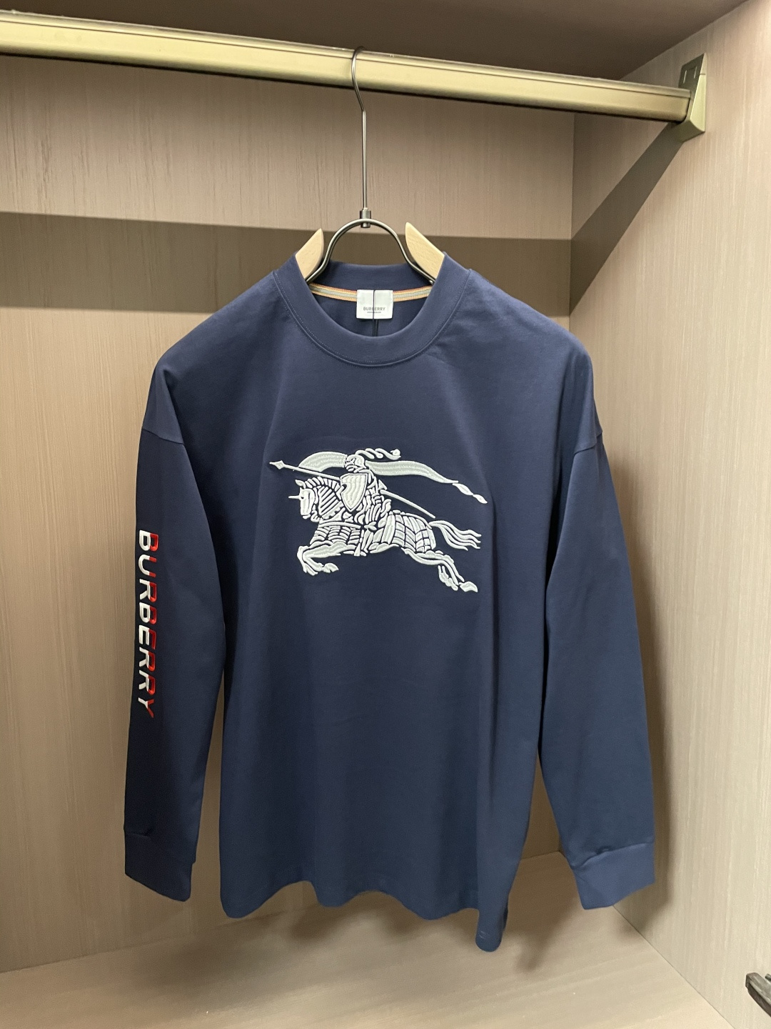 NO:539276,Bur 25s autumn and winter latest round neck base pullover T-shirt. The fabric is made of high-quality combed cotton, which shows that it is very soft when you get it. It feels so good on the upper body and skin-friendly!  Comfortable, breathable, slim and slim while not restrained. The embroidered logo pattern embroidered on the chest!  Very exquisite, good fabrics can make the basic long-sleeved T-shirt not monotonous, and more fashionable in the outfit. This style can not only be worn inside, but also does not look monotonous when worn alone. Size m-xxxl, burberry, tees, t-shirt, alexander wang19860909Bur 25s秋冬最新款圆领打底套头T恤 面料采用优质精梳棉,入手便知非常柔软,上身亲肤感 极好！舒适透气修身显瘦的同时又无束缚感,胸口刺绣绣logo图案标志点缀！非常精致,好面料才能让基础款的长袖T恤不在单调, 穿搭上多一份时尚,这款不仅可以内搭打底,单穿亦不会显得单调. 尺码m-xxxl,,burberry,tees，t-shirt,alexander wang,Men's clothing