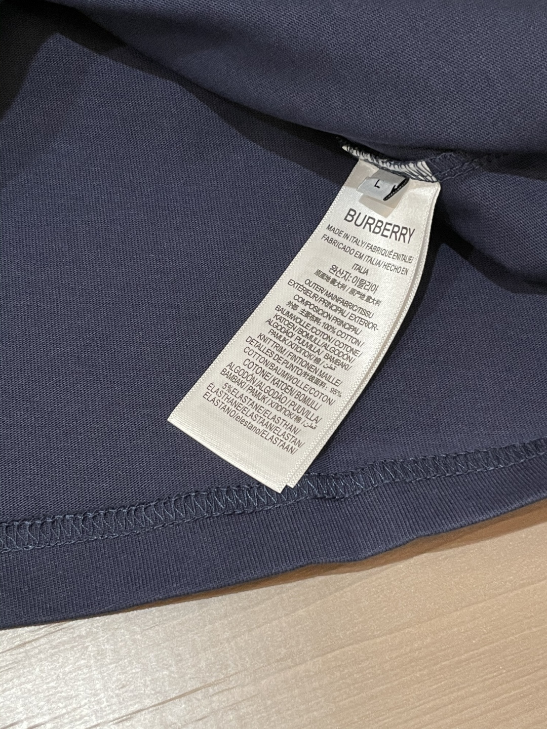 Bur 25s秋冬最新款圆领打底套头T恤 面料采用优质精梳棉，入手便知非常柔软，上身亲肤感 极好！舒适透