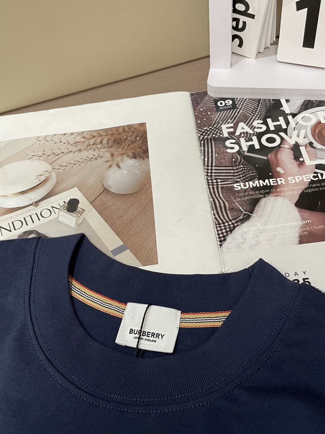 Bur 25s秋冬最新款圆领打底套头T恤 面料采用优质精梳棉，入手便知非常柔软，上身亲肤感 极好！舒适透