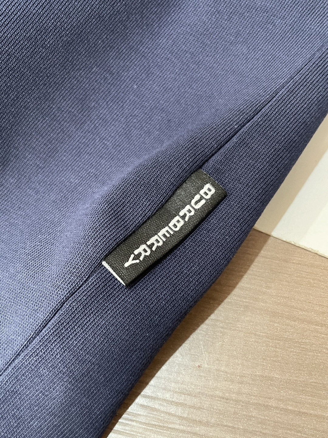 Bur 25s秋冬最新款圆领打底套头T恤 面料采用优质精梳棉，入手便知非常柔软，上身亲肤感 极好！舒适透