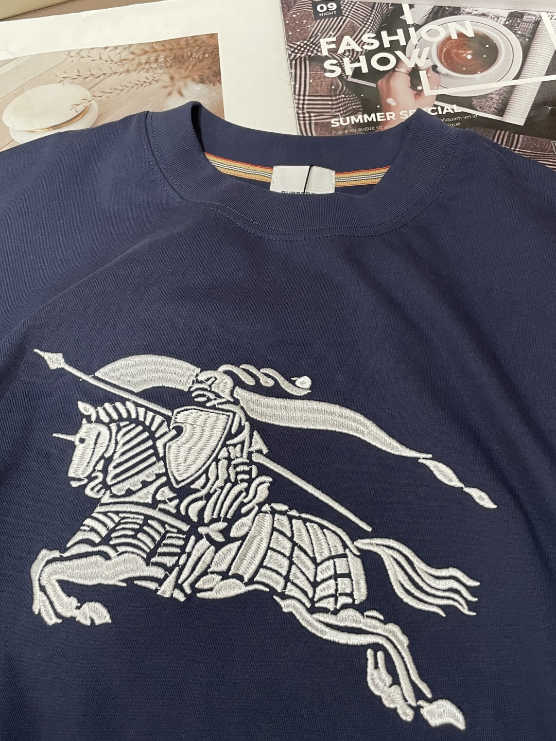 Bur 25s秋冬最新款圆领打底套头T恤 面料采用优质精梳棉，入手便知非常柔软，上身亲肤感 极好！舒适透