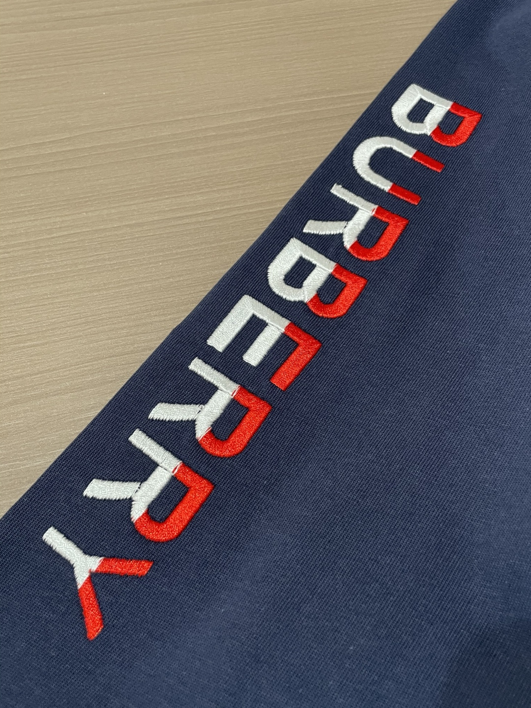 Bur 25s秋冬最新款圆领打底套头T恤 面料采用优质精梳棉，入手便知非常柔软，上身亲肤感 极好！舒适透