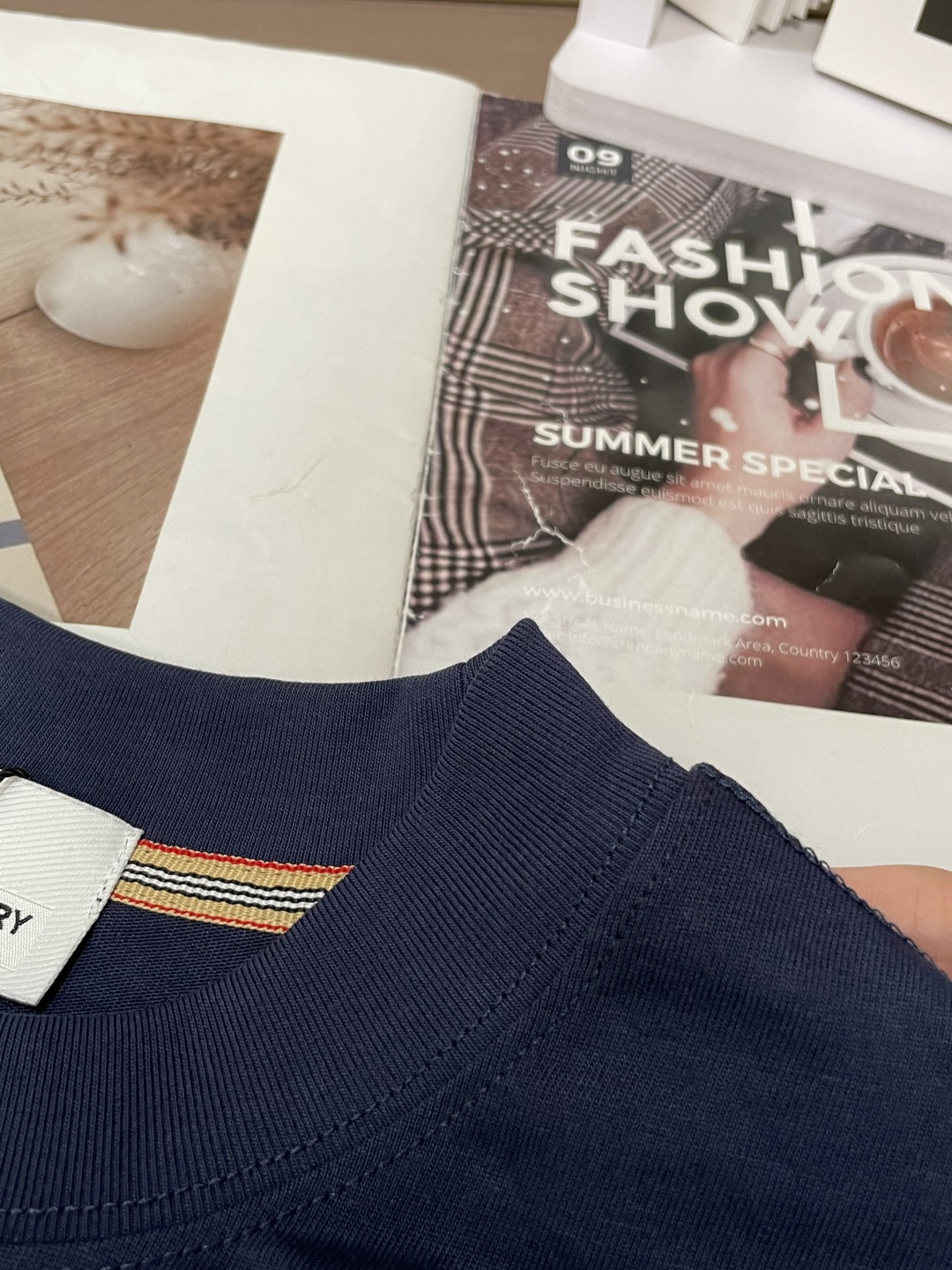 Bur 25s秋冬最新款圆领打底套头T恤 面料采用优质精梳棉，入手便知非常柔软，上身亲肤感 极好！舒适透