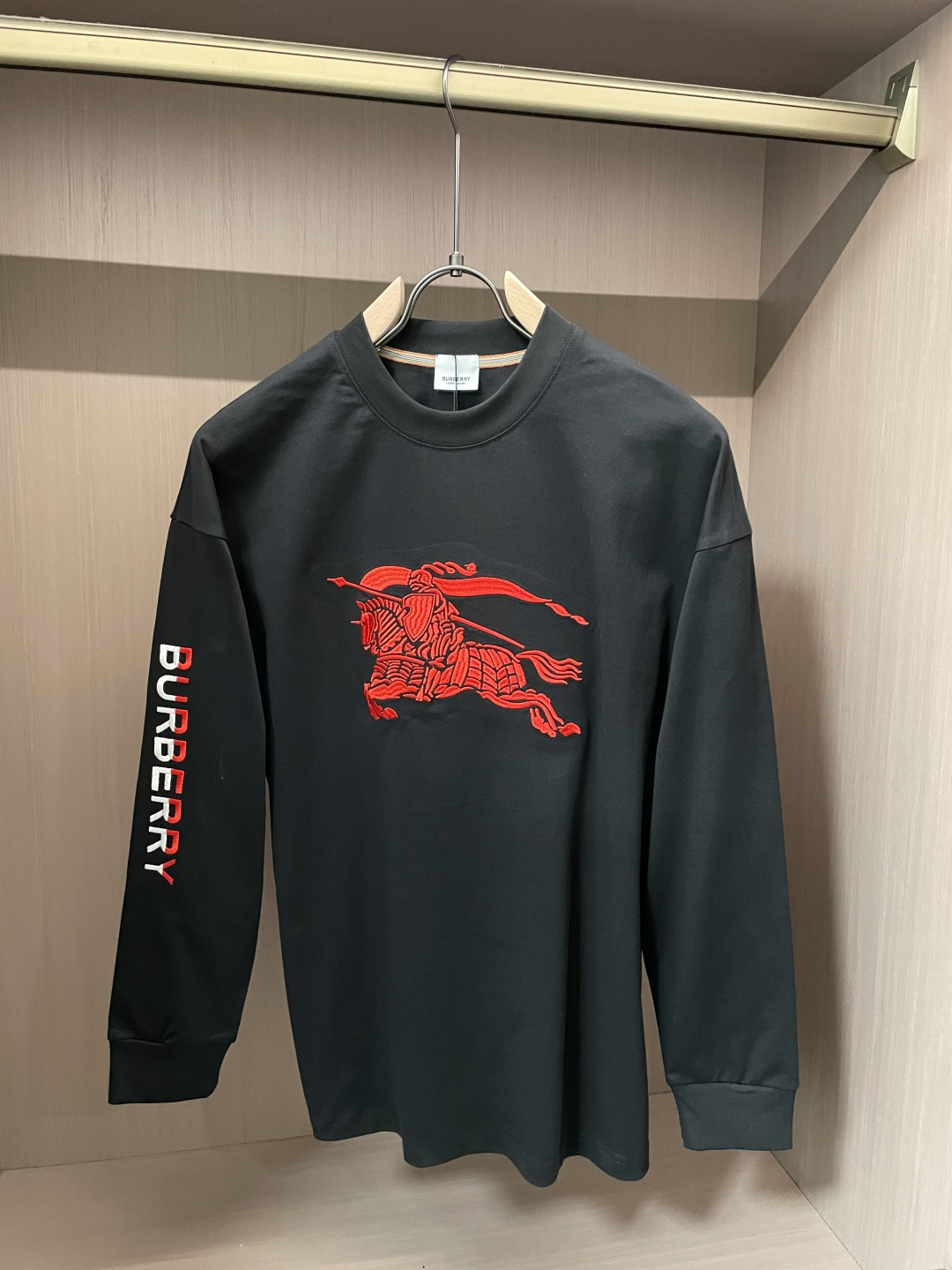 NO:538308,Bur 25s autumn and winter latest round neck base pullover T-shirt. The fabric is made of high-quality combed cotton, which shows that it is very soft when you get it. It feels so good on the upper body and skin-friendly!  Comfortable, breathable, slim and slim while not restrained. The embroidered logo pattern embroidered on the chest!  Very exquisite, good fabrics can make the basic long-sleeved T-shirt not monotonous, and more fashionable in the outfit. This style can not only be worn inside, but also does not look monotonous when worn alone. Size m-xxxl, burberry, tees, t-shirt, alexander wang19860909Bur 25s秋冬最新款圆领打底套头T恤 面料采用优质精梳棉,入手便知非常柔软,上身亲肤感 极好！舒适透气修身显瘦的同时又无束缚感,胸口刺绣绣logo图案标志点缀！非常精致,好面料才能让基础款的长袖T恤不在单调, 穿搭上多一份时尚,这款不仅可以内搭打底,单穿亦不会显得单调. 尺码m-xxxl,,burberry,tees，t-shirt,alexander wang,Men's clothing