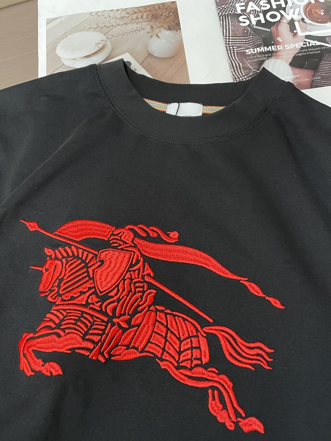 Bur 25s秋冬最新款圆领打底套头T恤 面料采用优质精梳棉，入手便知非常柔软，上身亲肤感 极好！舒适透