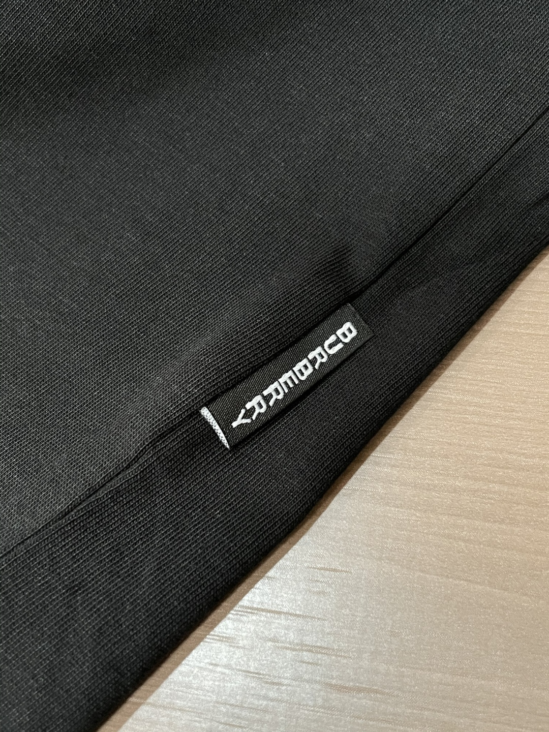 Bur 25s秋冬最新款圆领打底套头T恤 面料采用优质精梳棉，入手便知非常柔软，上身亲肤感 极好！舒适透