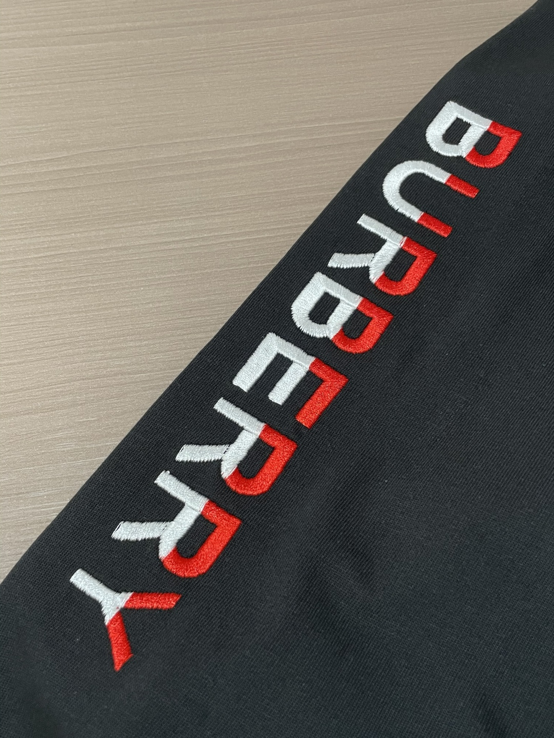 Bur 25s秋冬最新款圆领打底套头T恤 面料采用优质精梳棉，入手便知非常柔软，上身亲肤感 极好！舒适透