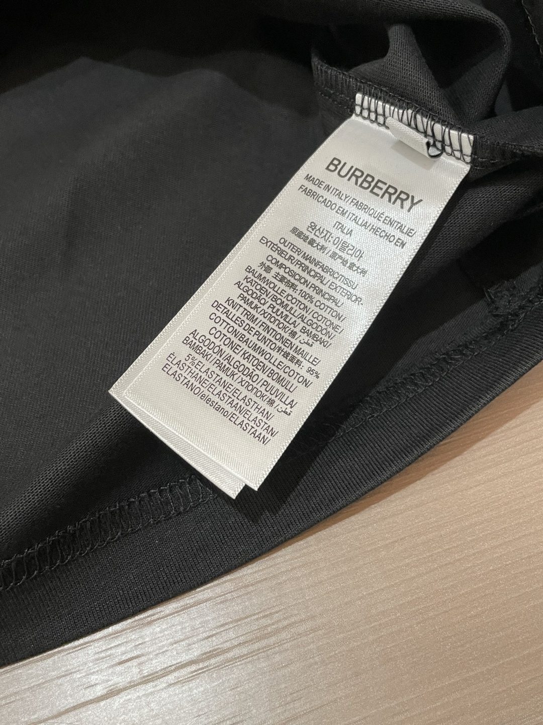 Bur 25s秋冬最新款圆领打底套头T恤 面料采用优质精梳棉，入手便知非常柔软，上身亲肤感 极好！舒适透