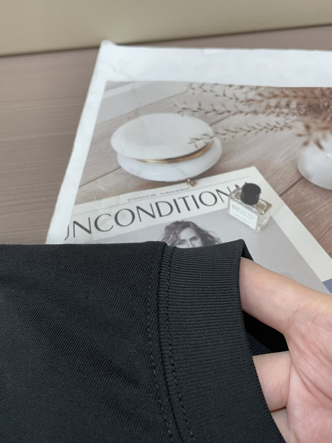 Bur 25s秋冬最新款圆领打底套头T恤 面料采用优质精梳棉，入手便知非常柔软，上身亲肤感 极好！舒适透