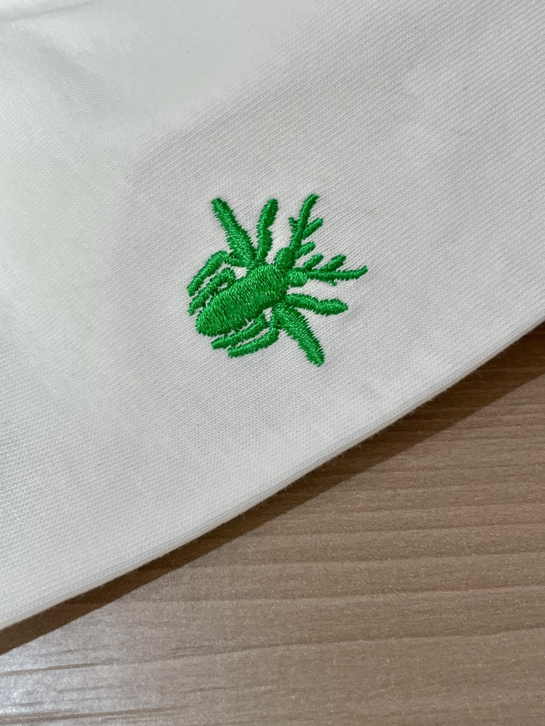 Dior 25s秋冬最新款圆领打底套头T恤 面料采用优质精梳棉，入手便知非常柔软，上身亲肤感 极好！舒适