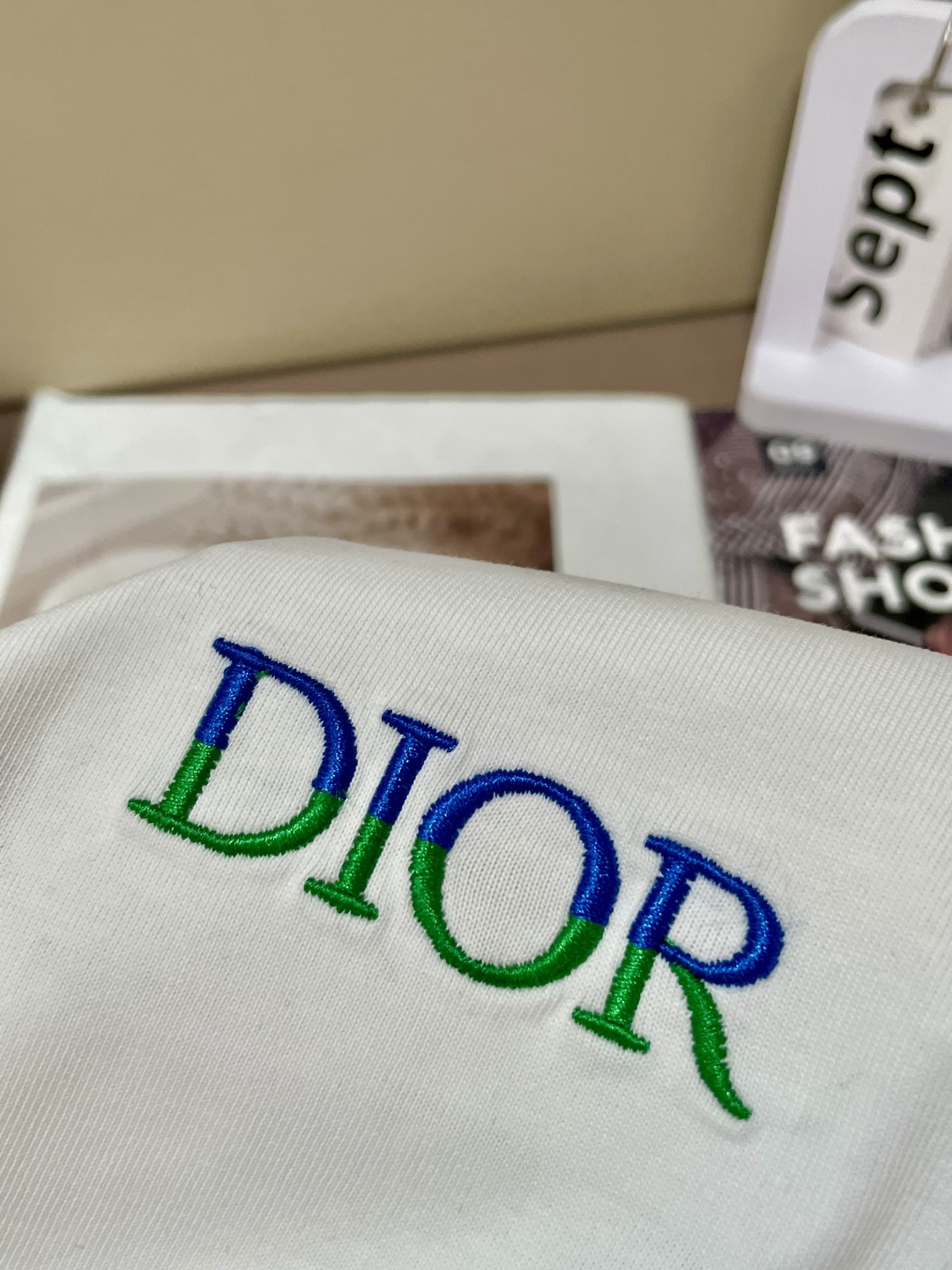 Dior 25s秋冬最新款圆领打底套头T恤 面料采用优质精梳棉，入手便知非常柔软，上身亲肤感 极好！舒适