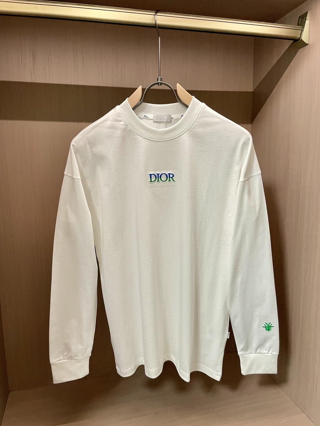 Dior 25s秋冬最新款圆领打底套头T恤 面料采用优质精梳棉，入手便知非常柔软，上身亲肤感 极好！舒适