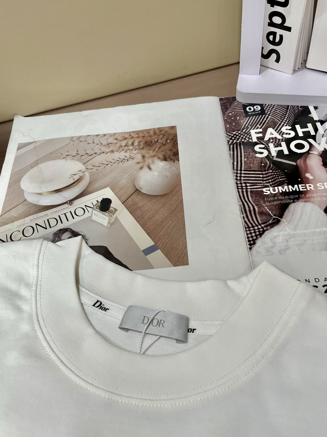 Dior 25s秋冬最新款圆领打底套头T恤 面料采用优质精梳棉，入手便知非常柔软，上身亲肤感 极好！舒适