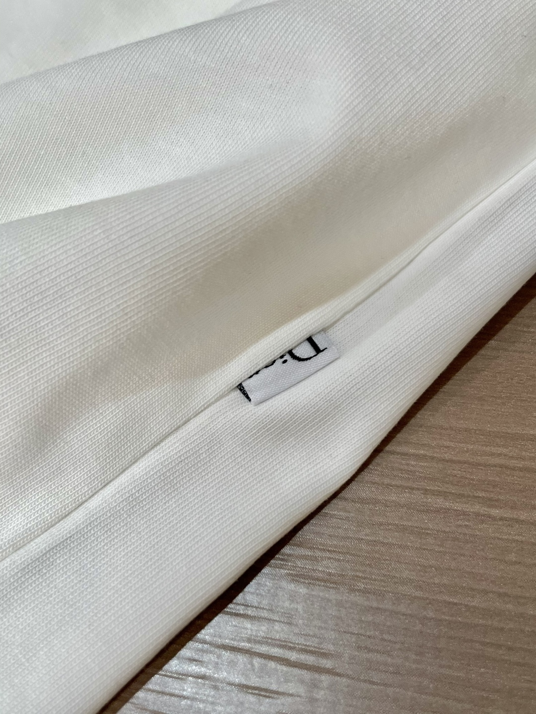 Dior 25s秋冬最新款圆领打底套头T恤 面料采用优质精梳棉，入手便知非常柔软，上身亲肤感 极好！舒适