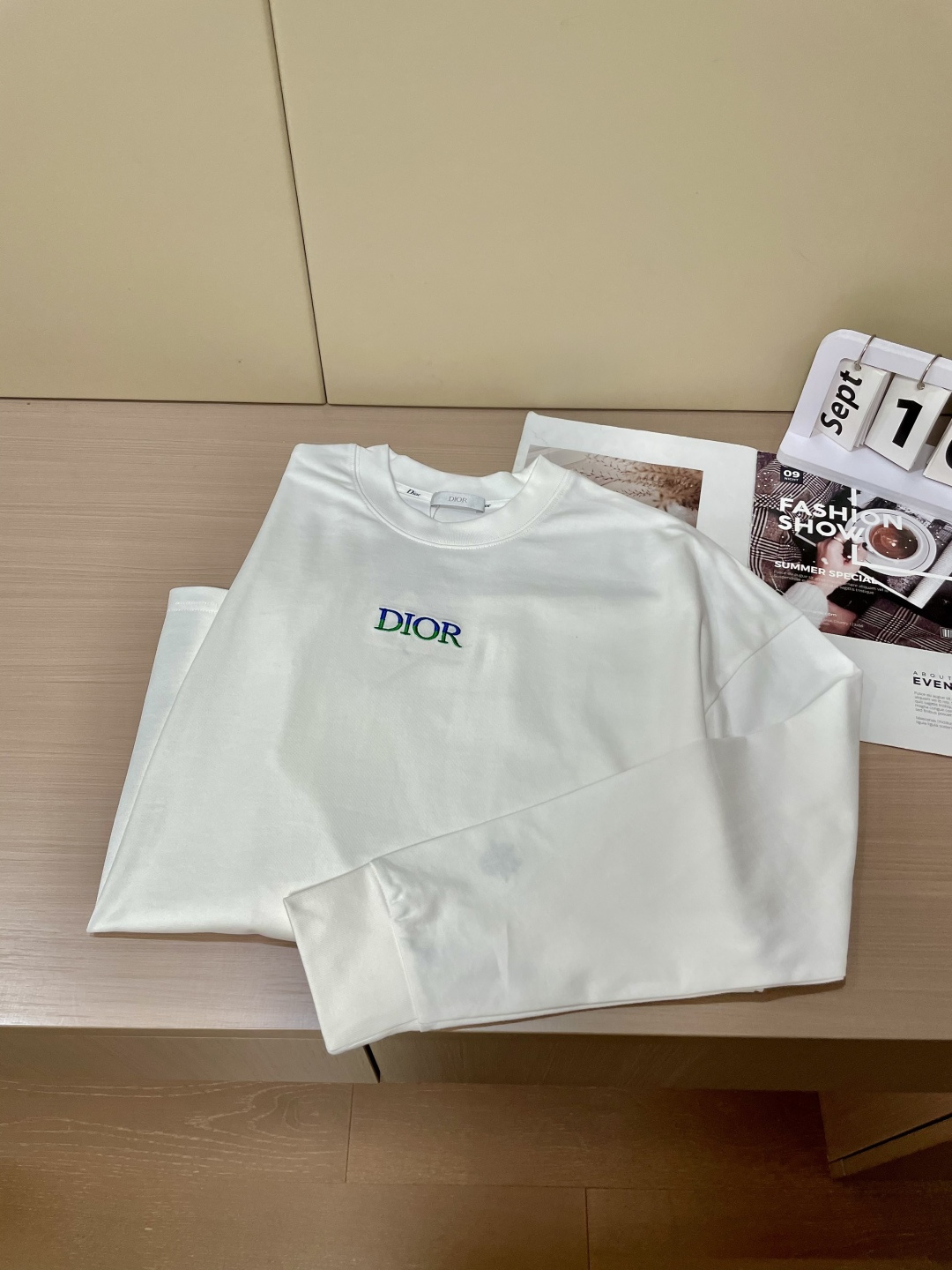 Dior 25s秋冬最新款圆领打底套头T恤 面料采用优质精梳棉，入手便知非常柔软，上身亲肤感 极好！舒适