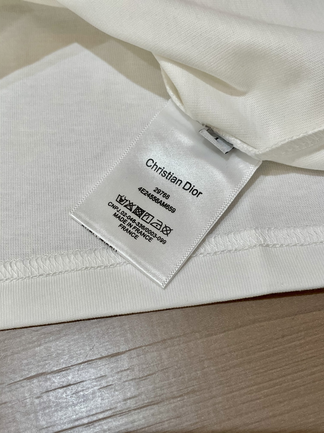 Dior 25s秋冬最新款圆领打底套头T恤 面料采用优质精梳棉，入手便知非常柔软，上身亲肤感 极好！舒适