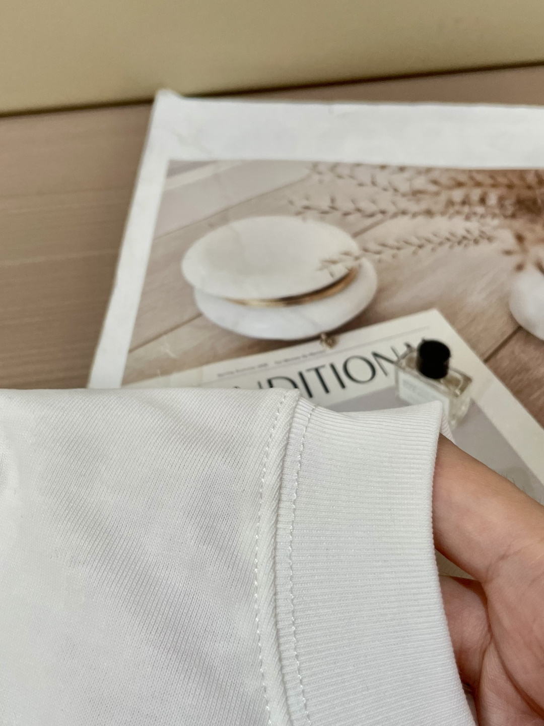 Dior 25s秋冬最新款圆领打底套头T恤 面料采用优质精梳棉，入手便知非常柔软，上身亲肤感 极好！舒适