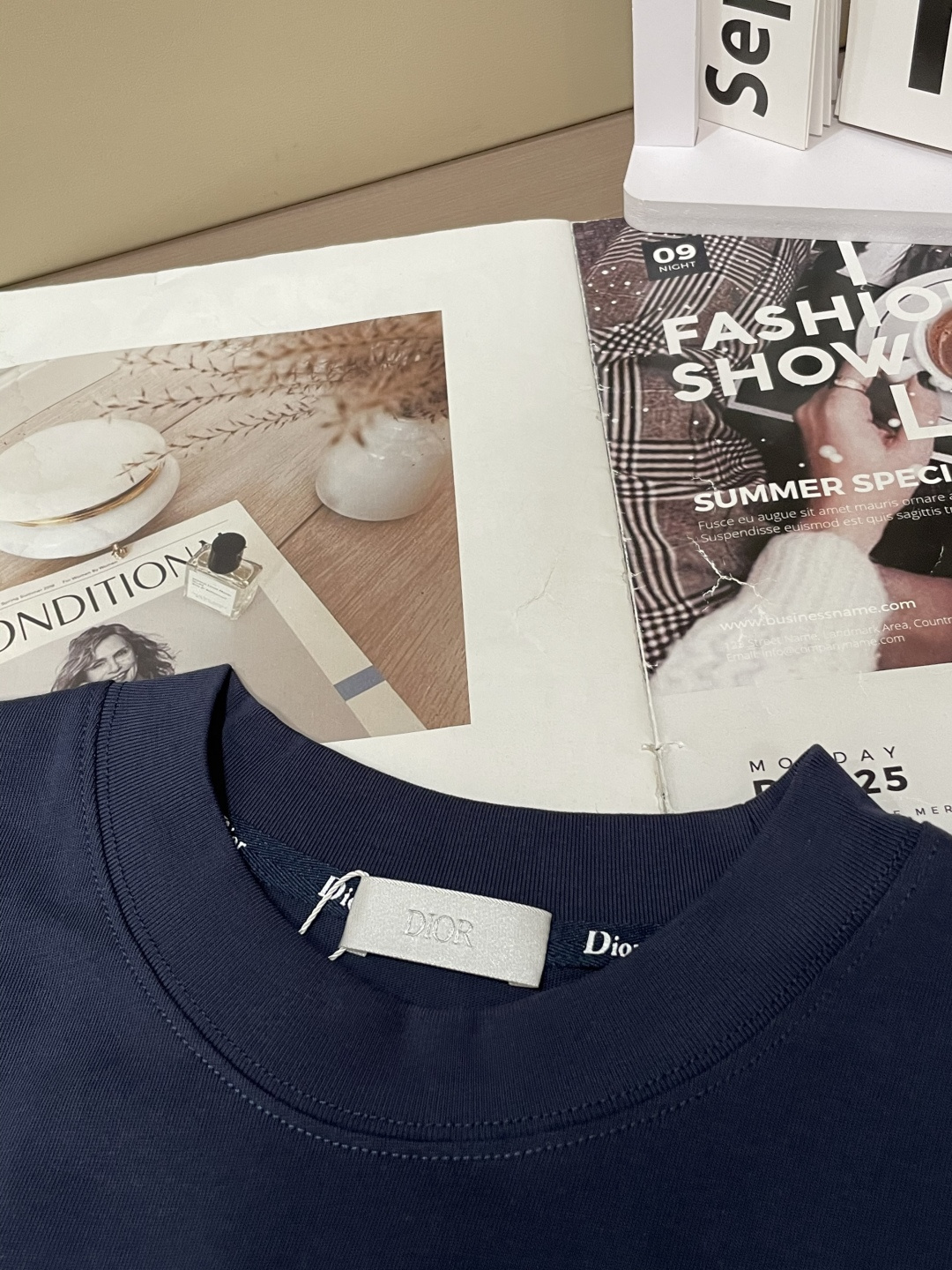 Dior 25s秋冬最新款圆领打底套头T恤 面料采用优质精梳棉，入手便知非常柔软，上身亲肤感 极好！舒适