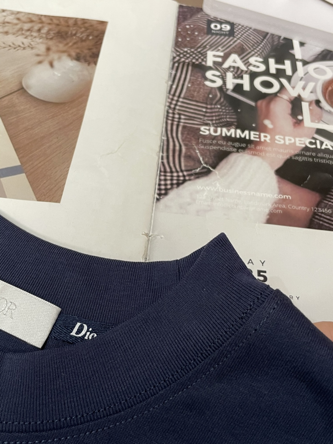 Dior 25s秋冬最新款圆领打底套头T恤 面料采用优质精梳棉，入手便知非常柔软，上身亲肤感 极好！舒适