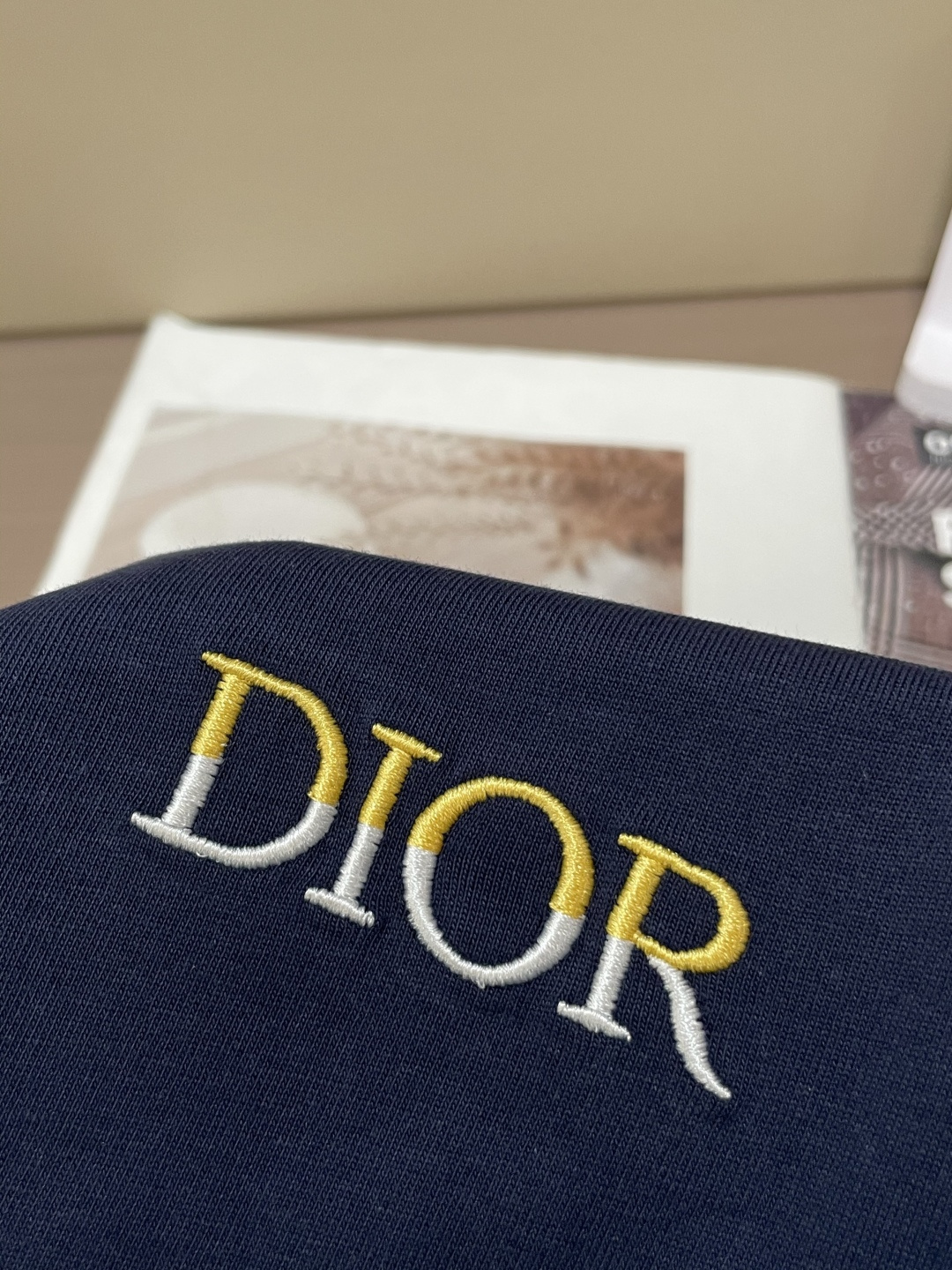 Dior 25s秋冬最新款圆领打底套头T恤 面料采用优质精梳棉，入手便知非常柔软，上身亲肤感 极好！舒适