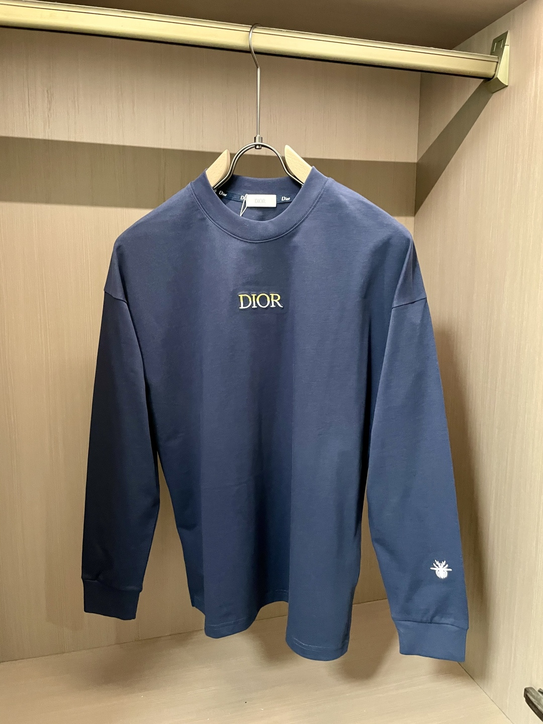 Dior 25s秋冬最新款圆领打底套头T恤 面料采用优质精梳棉，入手便知非常柔软，上身亲肤感 极好！舒适