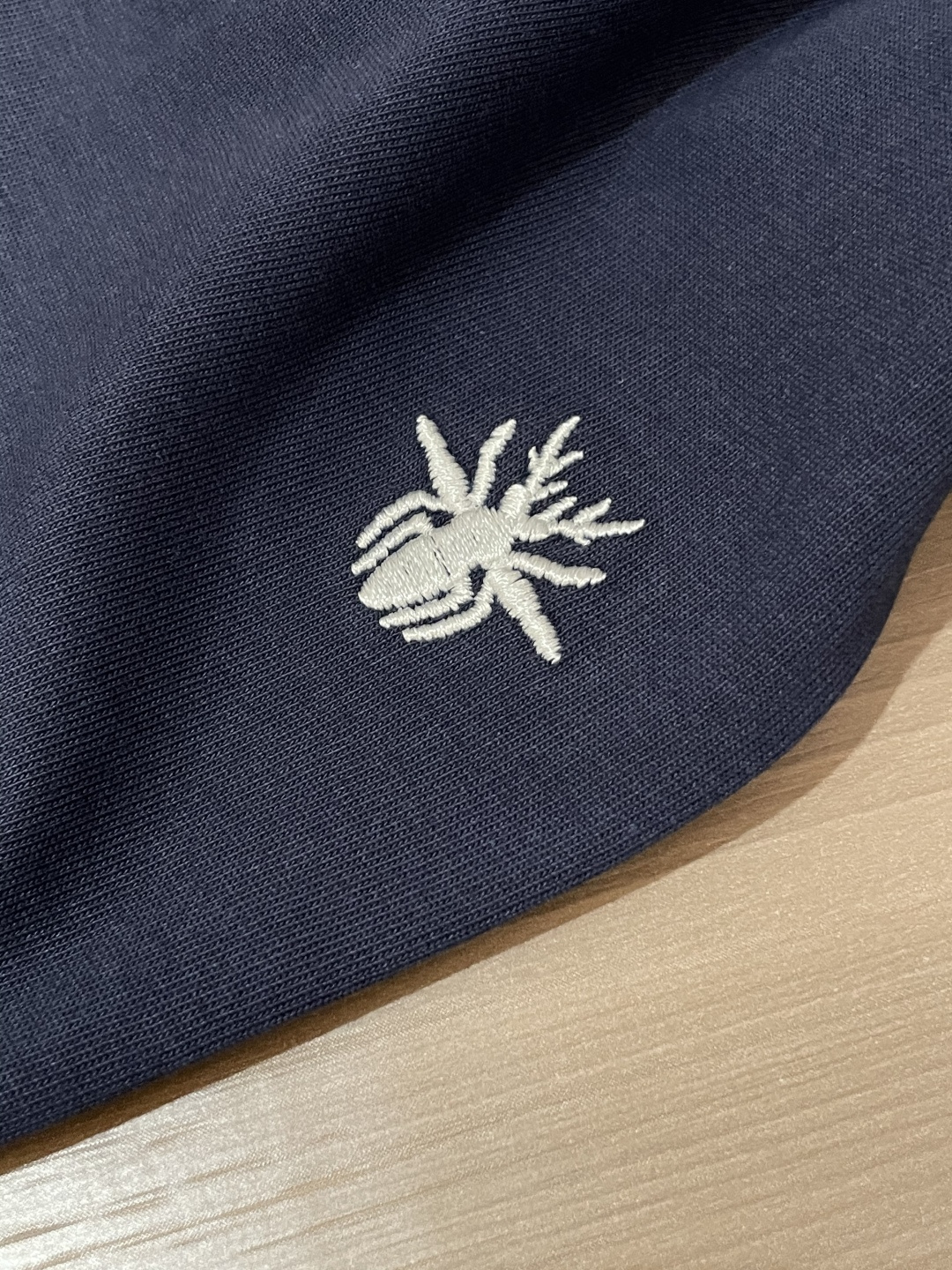 Dior 25s秋冬最新款圆领打底套头T恤 面料采用优质精梳棉，入手便知非常柔软，上身亲肤感 极好！舒适