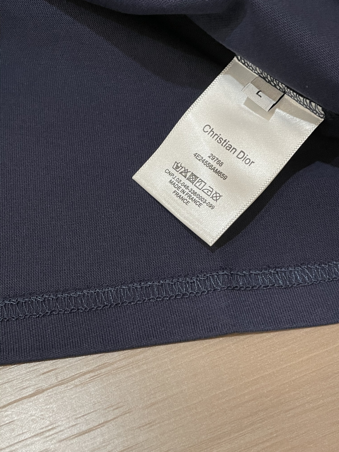 Dior 25s秋冬最新款圆领打底套头T恤 面料采用优质精梳棉，入手便知非常柔软，上身亲肤感 极好！舒适