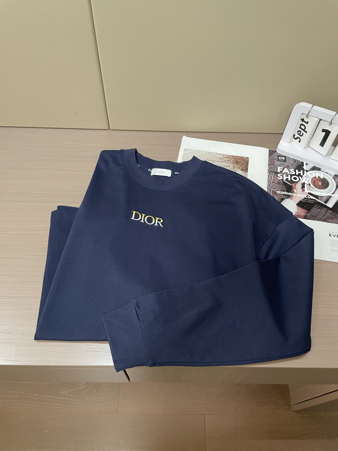 Dior 25s秋冬最新款圆领打底套头T恤 面料采用优质精梳棉，入手便知非常柔软，上身亲肤感 极好！舒适