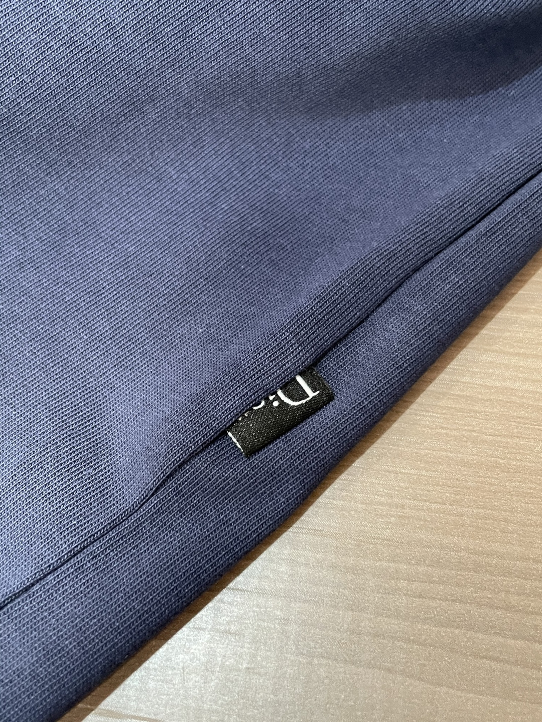 Dior 25s秋冬最新款圆领打底套头T恤 面料采用优质精梳棉，入手便知非常柔软，上身亲肤感 极好！舒适