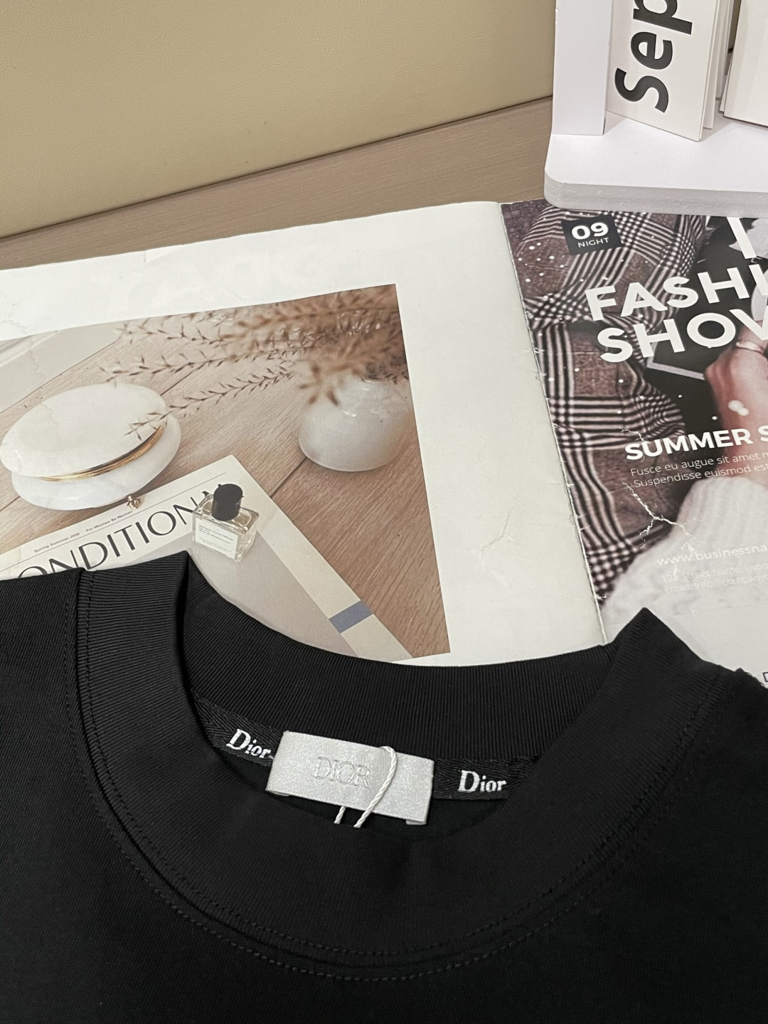 Dior 25s秋冬最新款圆领打底套头T恤 面料采用优质精梳棉，入手便知非常柔软，上身亲肤感 极好！舒适