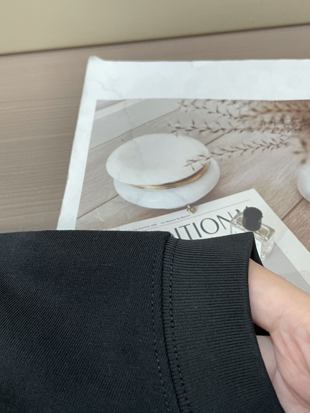 Dior 25s秋冬最新款圆领打底套头T恤 面料采用优质精梳棉，入手便知非常柔软，上身亲肤感 极好！舒适