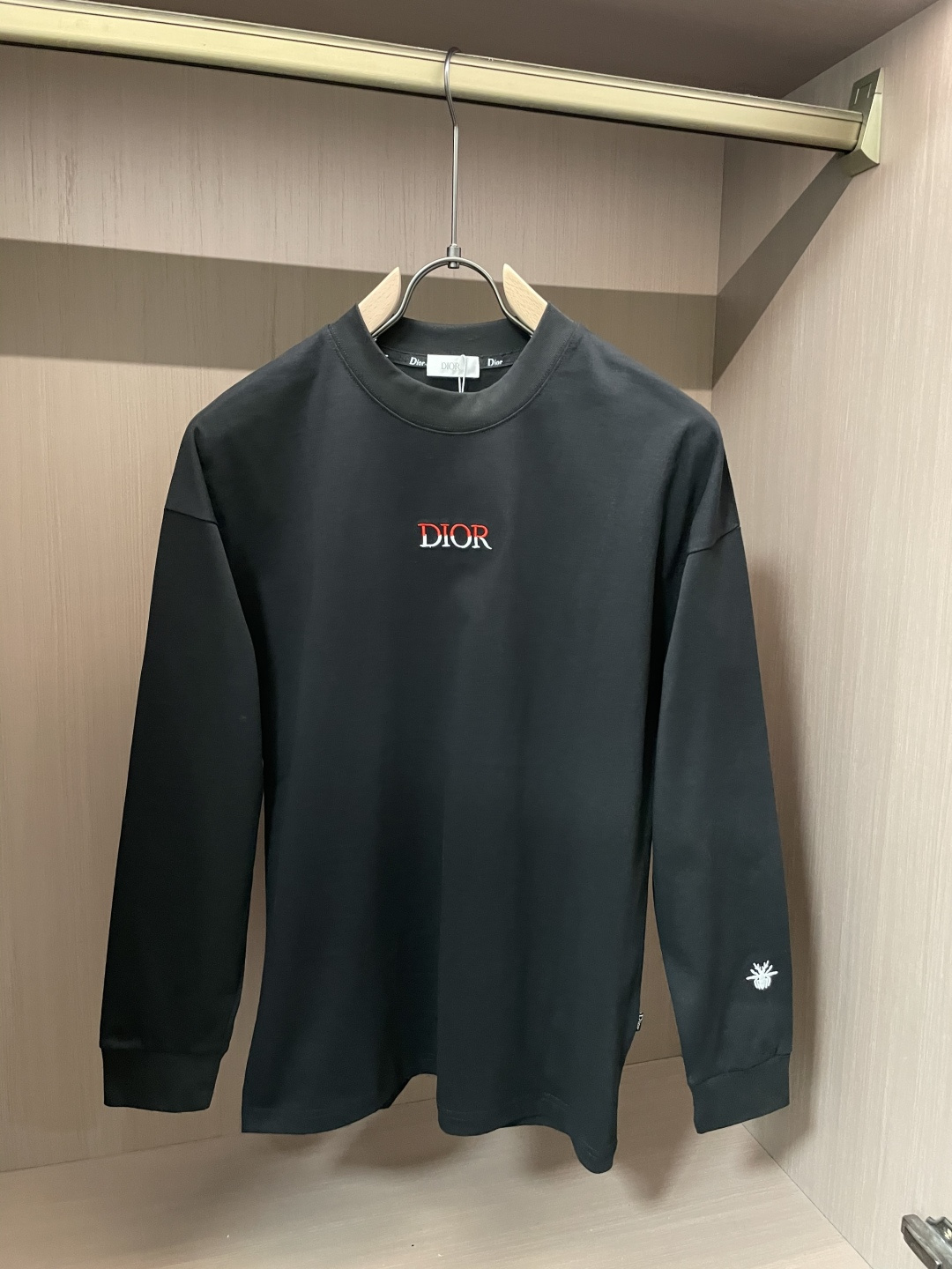 NO:538310,Dior 25s autumn and winter latest round neck base pullover T-shirt. The fabric is made of high-quality combed cotton. It is very soft when you start, and the upper body feels very skin-friendly!  Comfortable, breathable, slim and slim while not restrained. The embroidered logo pattern embroidered on the chest!  Very exquisite, good fabrics can make the basic long-sleeved T-shirt not monotonous, and more fashionable in terms of outfits. This style can not only be worn inside, but also does not look monotonous when worn alone. Size m-xxxl,,dior,tees,t-shirt,alexander wang19860909Dior 25s秋冬最新款圆领打底套头T恤 面料采用优质精梳棉,入手便知非常柔软,上身亲肤感 极好！舒适透气修身显瘦的同时又无束缚感,胸口刺绣绣logo图案标志点缀！非常精致,好面料才能让基础款的长袖T恤不在单调, 穿搭上多一份时尚,这款不仅可以内搭打底,单穿亦不会显得单调. 尺码m-xxxl,,dior,tees，t-shirt,alexander wang,Men's clothing