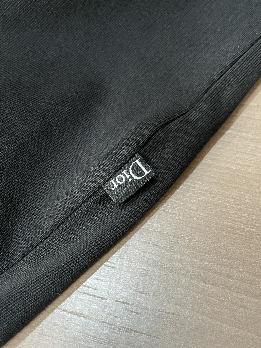 Dior 25s秋冬最新款圆领打底套头T恤 面料采用优质精梳棉，入手便知非常柔软，上身亲肤感 极好！舒适