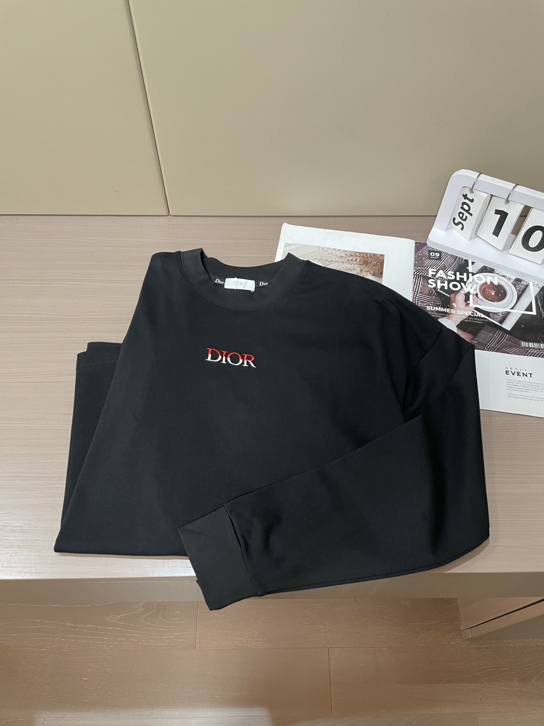 Dior 25s秋冬最新款圆领打底套头T恤 面料采用优质精梳棉，入手便知非常柔软，上身亲肤感 极好！舒适